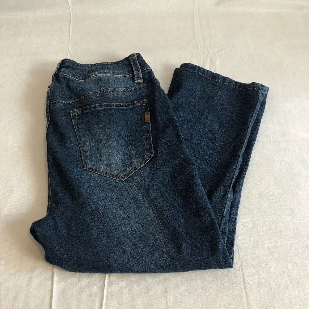 1822 Dark Wash Distressed capri Jeans size 6. UB